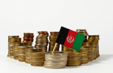 Afganistan bayrak sallayarak para sikke yığını ile