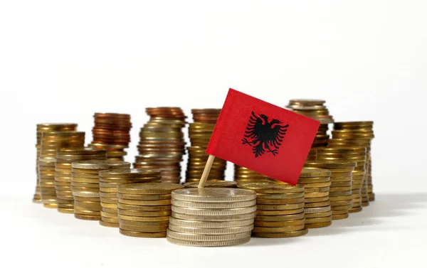 알바니아 국기 돈 동전의 스택과 함께 흔들며 — 스톡 사진