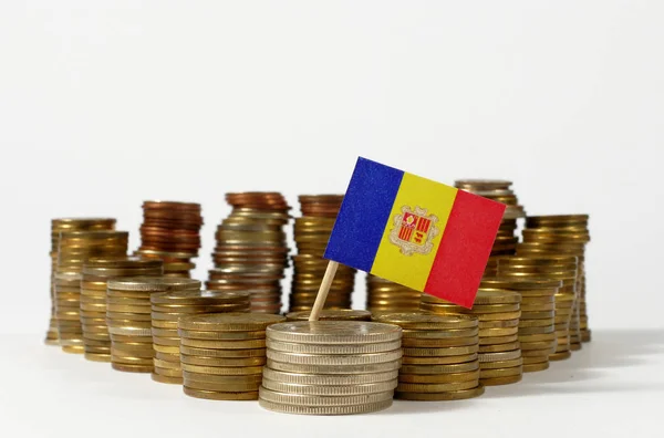 Andorra flagga vajande med bunt pengar mynt — Stockfoto