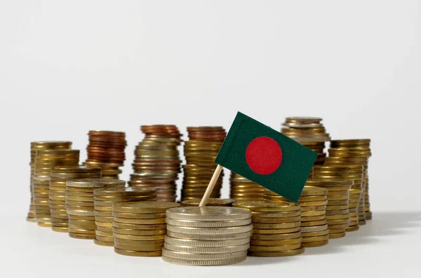 Μπαγκλαντές σημαία κυματίζει με στοίβα των χρημάτων νομισμάτων — Φωτογραφία Αρχείου