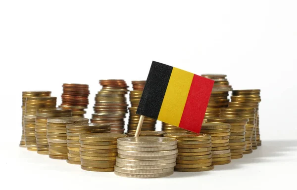 Drapeau de Belgique agitant avec pile de pièces d'argent — Photo