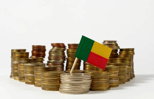 Drapeau du Bénin agitant avec pile de pièces d'argent — Photo