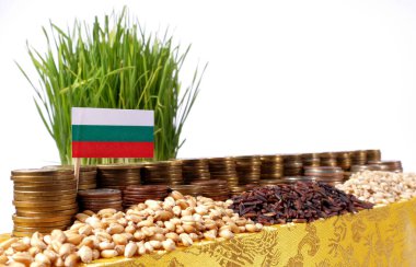 Bulgaristan bayrağı sallayarak para sikke ve buğday yığınları yığını ile