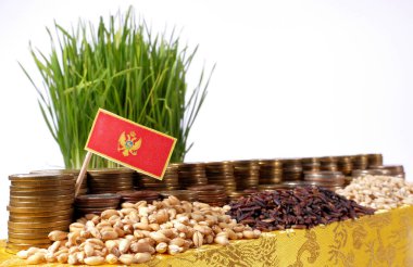 Para sikke ve buğday yığınları yığını ile sallayarak Karadağ bayrağı