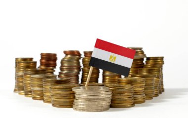 Mısır bayrak sallayarak para sikke yığını ile