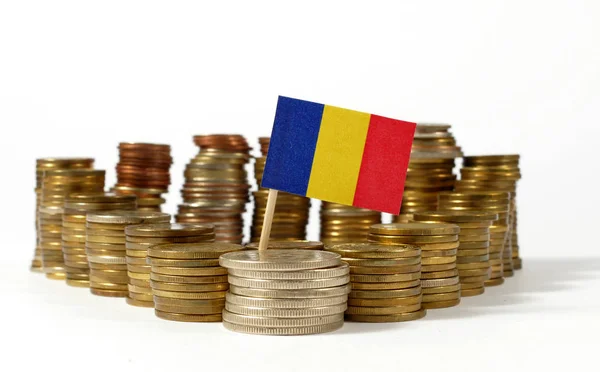Bandera de Chad ondeando con pila de monedas de dinero —  Fotos de Stock
