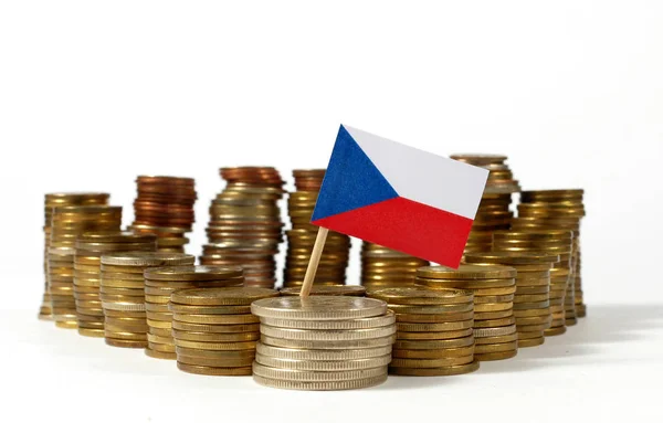 Drapeau de la République tchèque agitant avec pile de pièces de monnaie — Photo