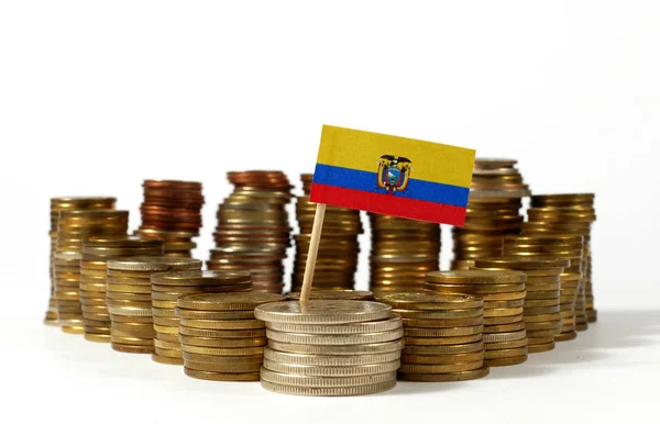 Bandeira do Equador acenando com pilha de moedas de dinheiro — Fotografia de Stock