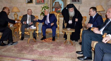 Bethlehem, Palestine. 6 Ocak 2017: Yunan Ortodoks Patriği, Kudüs Theofilos III ile Filistin Cumhurbaşkanı, Mahmud Abbas ve Nativity Kilisesi Ortodoks Noel arifesi Akşam yemeğinden önce Sırp Başbakanı Ivica Dacic