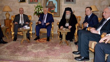 Bethlehem, Palestine. 6 Ocak 2017: Yunan Ortodoks Patriği, Kudüs Theofilos III ile Filistin Cumhurbaşkanı, Mahmud Abbas ve Nativity Kilisesi Ortodoks Noel arifesi Akşam yemeğinden önce Sırp Başbakanı Ivica Dacic