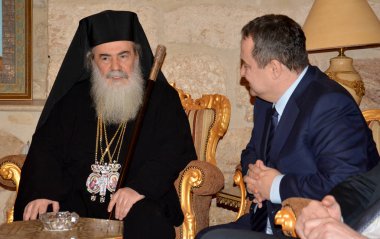 Bethlehem, Palestine. 6 Ocak 2017: Yunan Ortodoks Patriği, Kudüs Theofilos III ile Filistin Cumhurbaşkanı, Mahmud Abbas ve Nativity Kilisesi Ortodoks Noel arifesi Akşam yemeğinden önce Sırp Başbakanı Ivica Dacic