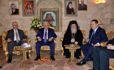 Bethlehem, Palestine. 6 Ocak 2017: Yunan Ortodoks Patriği, Kudüs Theofilos III ile Filistin Cumhurbaşkanı, Mahmud Abbas ve Nativity Kilisesi Ortodoks Noel arifesi Akşam yemeğinden önce Sırp Başbakanı Ivica Dacic