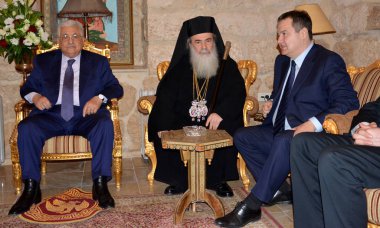 Bethlehem, Palestine. 6 Ocak 2017: Yunan Ortodoks Patriği, Kudüs Theofilos III ile Filistin Cumhurbaşkanı, Mahmud Abbas ve Nativity Kilisesi Ortodoks Noel arifesi Akşam yemeğinden önce Sırp Başbakanı Ivica Dacic