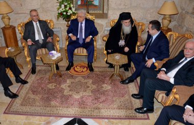 Bethlehem, Palestine. 6 Ocak 2017: Yunan Ortodoks Patriği, Kudüs Theofilos III ile Filistin Cumhurbaşkanı, Mahmud Abbas ve Nativity Kilisesi Ortodoks Noel arifesi Akşam yemeğinden önce Sırp Başbakanı Ivica Dacic