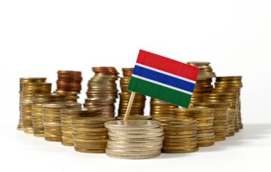 Gambiya bayrak sallayarak para sikke yığını ile