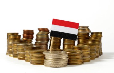 Yemen bayrak sallayarak para sikke yığını ile