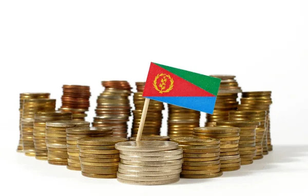 Eritrea mávání vlajkami s hromadou peněz mincí — Stock fotografie