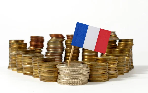 Drapeau de France agitant avec pile de pièces d'argent — Photo
