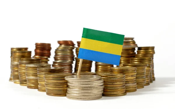 Gabon vlag zwaaien met stapel geld munten — Stockfoto