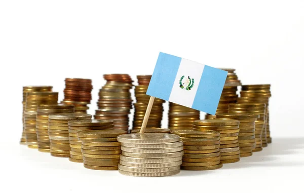 Bandera de Guatemala ondeando con pila de monedas de dinero — Foto de Stock