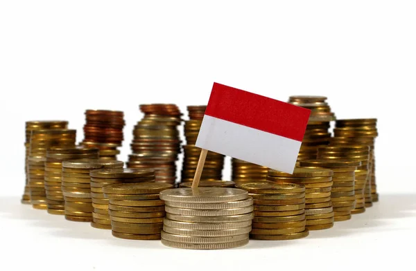 Flaga Indonezji z stos monet pieniędzy — Zdjęcie stockowe