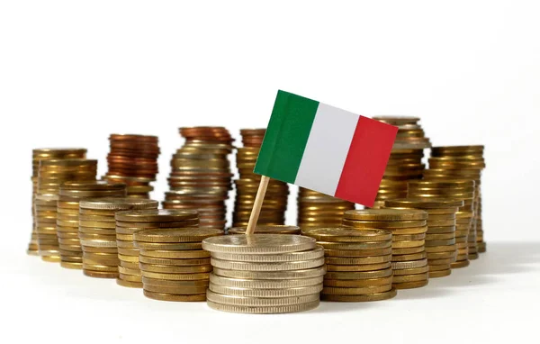 Bandeira da Itália acenando com pilha de moedas de dinheiro — Fotografia de Stock