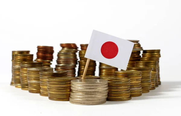 Japanse vlag zwaaien met stapel geld munten — Stockfoto