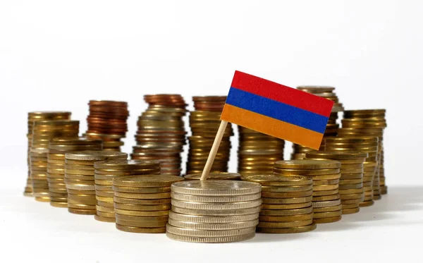 Armenië vlag zwaaien met stapel geld munten — Stockfoto