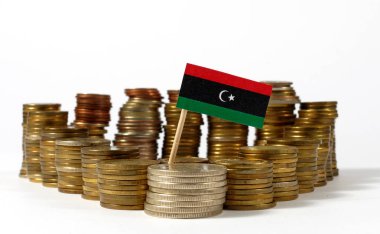 Para sikke yığını ile sallayarak Libya bayrağı