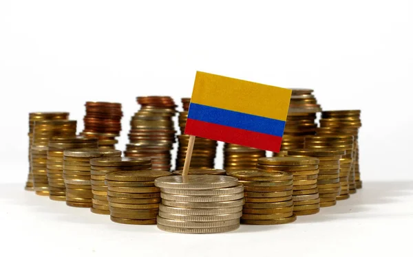 Bandeira da Colômbia acenando com pilha de moedas de dinheiro — Fotografia de Stock