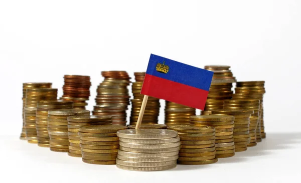 Liechtenstein vlag zwaaien met stapel geld munten — Stockfoto