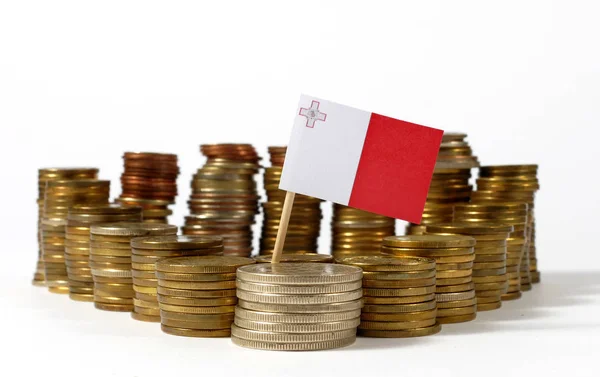 Malte drapeau agitant avec pile de pièces d'argent — Photo