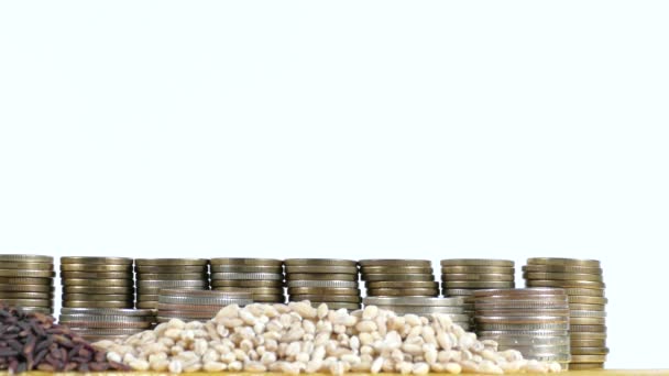 Bandeira de Chipre acenando com pilha de moedas de dinheiro e pilhas de sementes de trigo e arroz — Vídeo de Stock