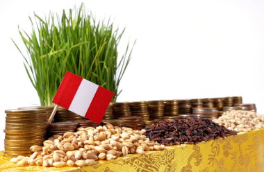 Para sikke ve buğday yığınları yığını ile sallayarak Peru bayrağı
