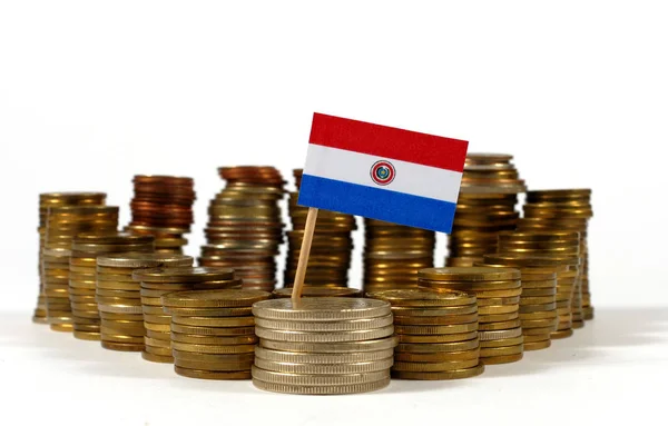 Bandera de Paraguay ondeando con pila de monedas de dinero — Foto de Stock