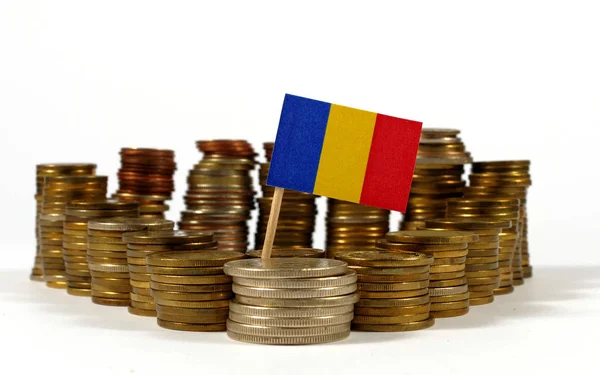 Roemenië vlag zwaaien met stapel geld munten — Stockfoto