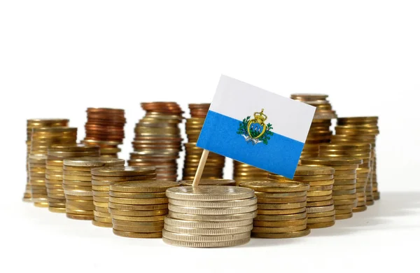 San Marino vlag zwaaien met stapel geld munten — Stockfoto