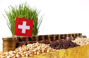 Para sikke ve buğday yığınları yığını ile sallayarak İsviçre bayrağı