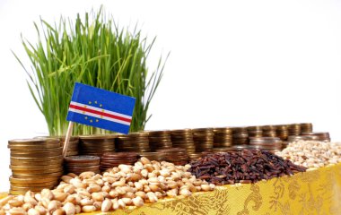 Cape Verde bayrak sallayarak para sikke ve buğday yığınları yığını ile