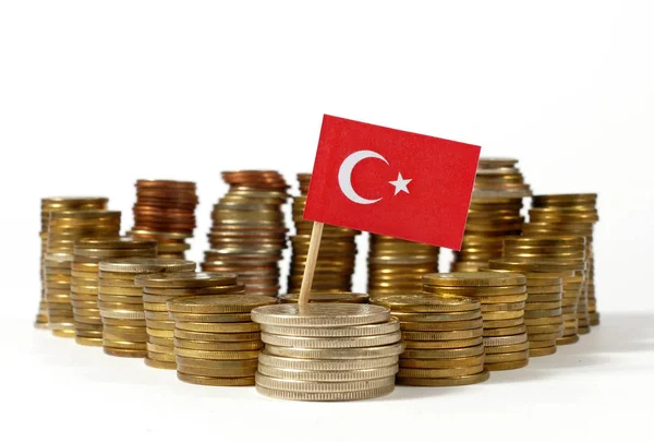 터키 깃발 돈 동전의 스택과 함께 흔들며 — 스톡 사진