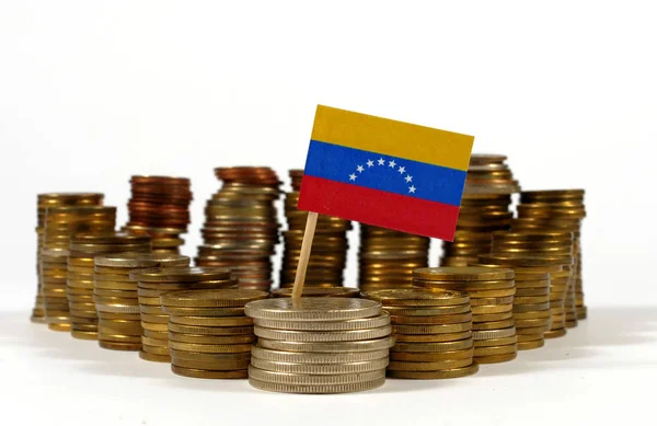 Bandera de Venezuela ondeando con pila de monedas de dinero —  Fotos de Stock