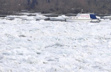 Belgrad, Sırbistan. 16th Ocak 2017: Belgrad, Sırbistan için dondurulmuş Tuna Nehri sandala tuzağa