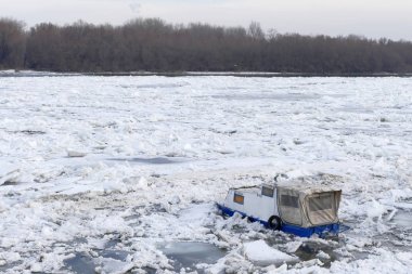 Belgrad, Sırbistan. 16th Ocak 2017: Belgrad, Sırbistan için dondurulmuş Tuna Nehri sandala tuzağa