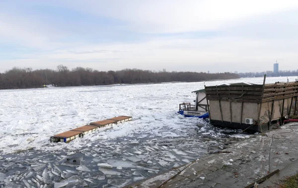 Замерзшая река Дунай в Белграде, Сербия — стоковое фото