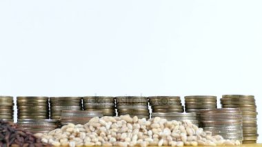 San Marino bayrak sallayarak para sikke ve buğday ve pirinç tohumu yığınları yığını ile