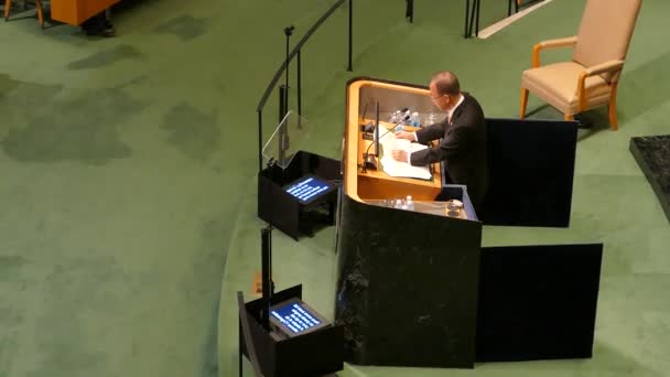 Νέα Υόρκη, ΗΠΑ - Σεπτέμβριος 20 2016: Γενική άποψη της αίθουσας συνεδριάσεων της 71ης συνόδου της Γενικής Συνέλευσης των Ηνωμένων Εθνών στη Νέα Υόρκη. Γενικός Γραμματέας του ΟΗΕ Μπαν Κι-Μουν δίνει μια ομιλία. — Αρχείο Βίντεο