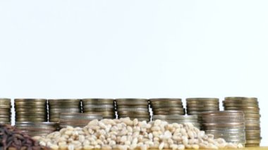 Tacikistan bayrağı sallayarak para sikke ve buğday ve pirinç tohumu yığınları yığını ile