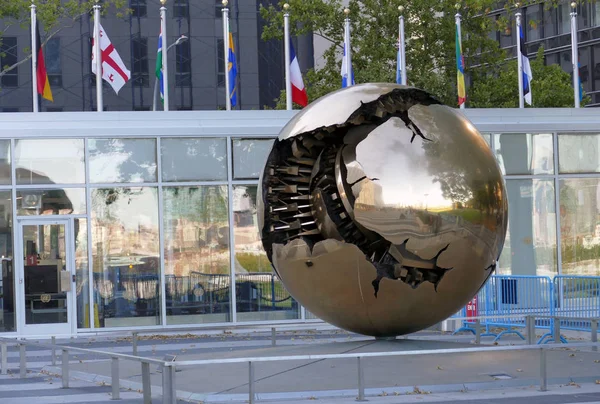 Νέα Υόρκη, Ηνωμένες Πολιτείες. 22 Σεπτεμβρίου - σφαίρα κατά σφαίρα, ένα χάλκινο γλυπτό στην έδρα των Ηνωμένων Εθνών — Φωτογραφία Αρχείου