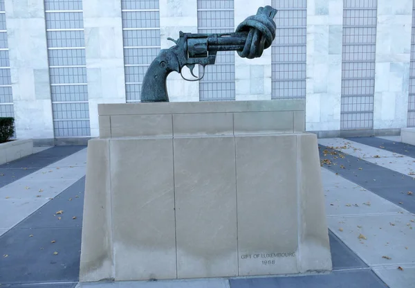 New York, United States. September 22nd 2016 - Non-Violence sculpture at United Nations Headquarters in New York. .357 Magnum revolver bronze sculpture by Swedish artist Carl Fredrik Reuterswar — Stock Photo, Image