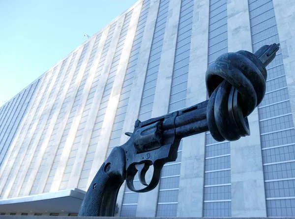 New York, Amerika Birleşik Devletleri. 22nd Eylül 2016 - şiddet heykel New York'taki BM karargahında. .357 magnum revolver bronz heykel İsveçli sanatçı Carl Fredrik Reuterswar tarafından